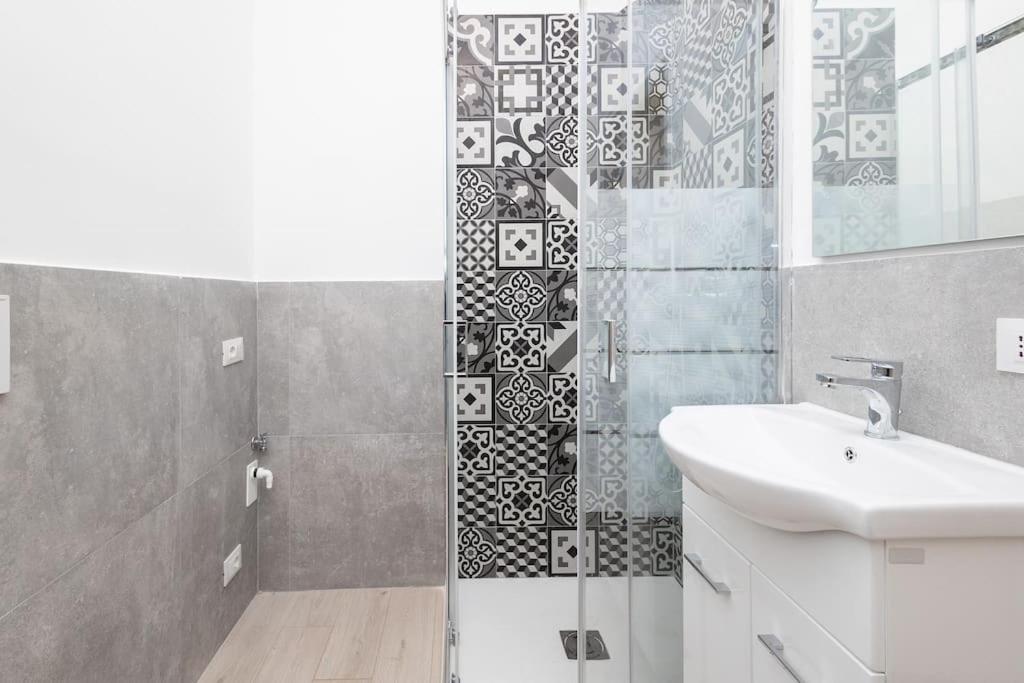 Modern 350m From Piazza Vittorio Apartment